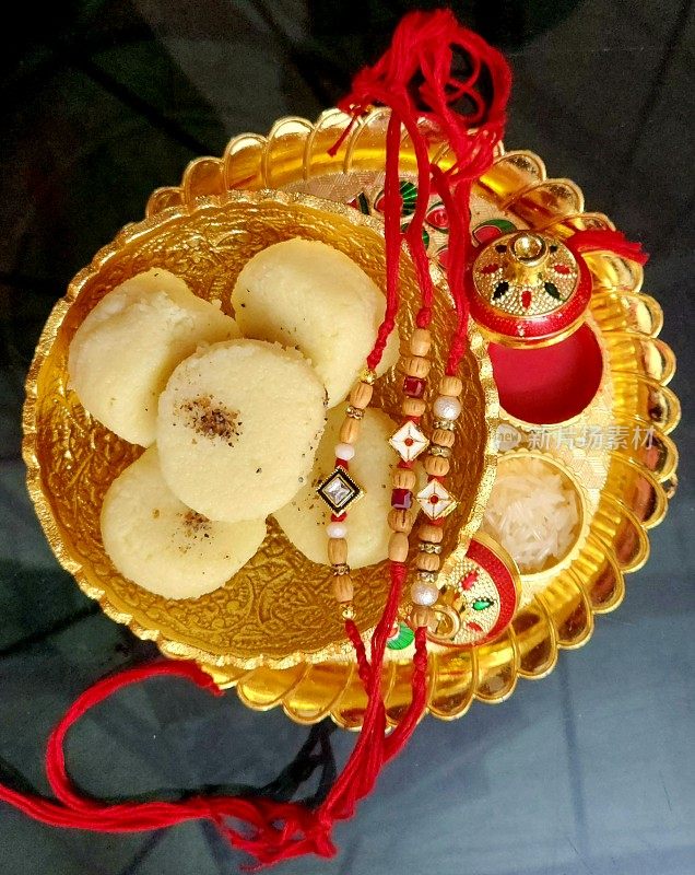 为Rakshabandhan准备的装饰精美的盘子，里面有甜的和rakhi