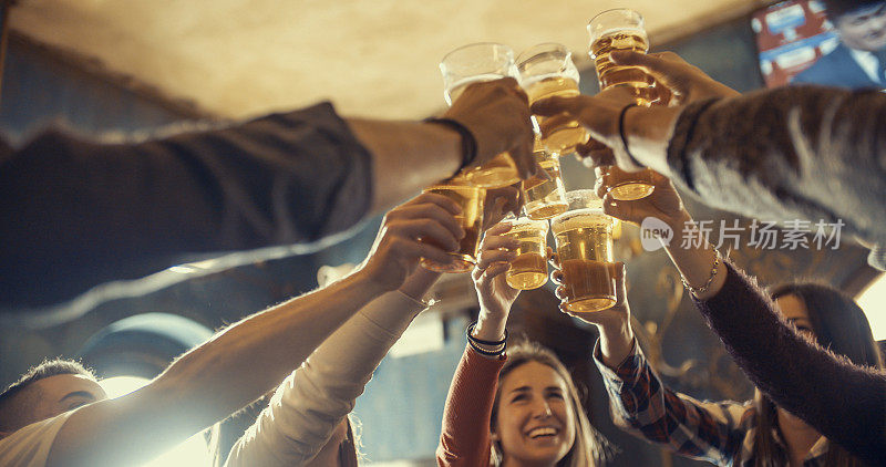 快乐的朋友团体在啤酒厂酒吧餐厅喝啤酒-友谊的概念与年轻人享受时间在一起，并有真正的乐趣在凉爽的老式酒吧