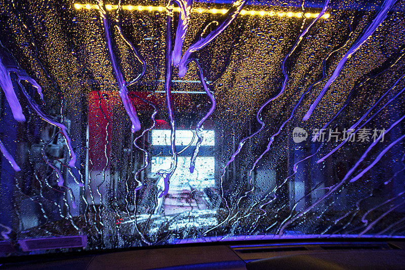 洗车客户司机透过清理挡风玻璃