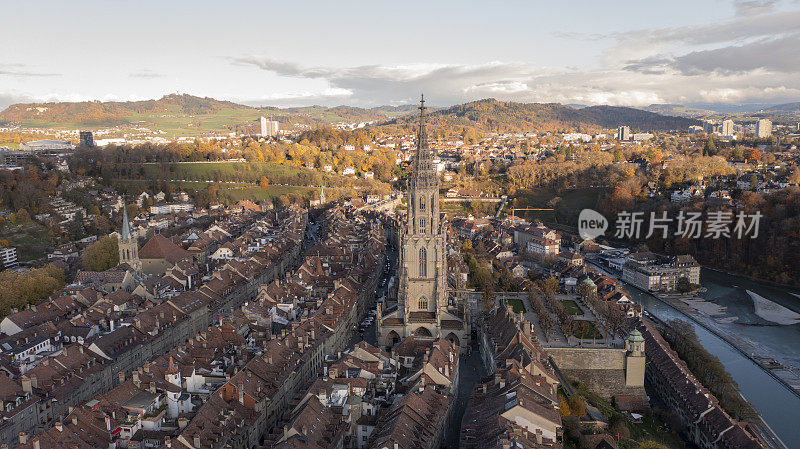 从空中俯瞰伯尔尼Aare河上的Kirchenfeld桥和著名的哥特式大教堂，在瑞士首都伯尔尼