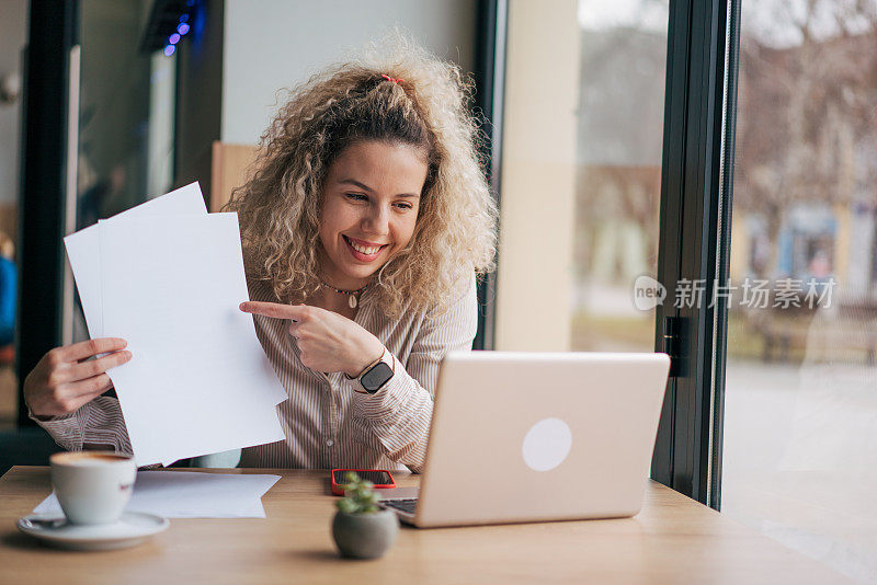 在咖啡馆视频通话的女人