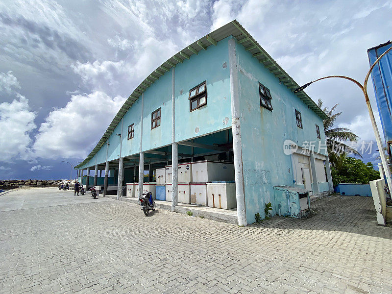 马尔代夫鱼市场建筑对戏剧性的天空