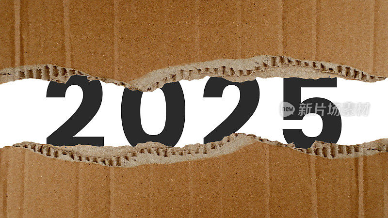2025年在破纸板后面。2025年新年快乐。