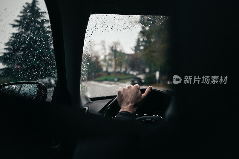 下雨天开车。