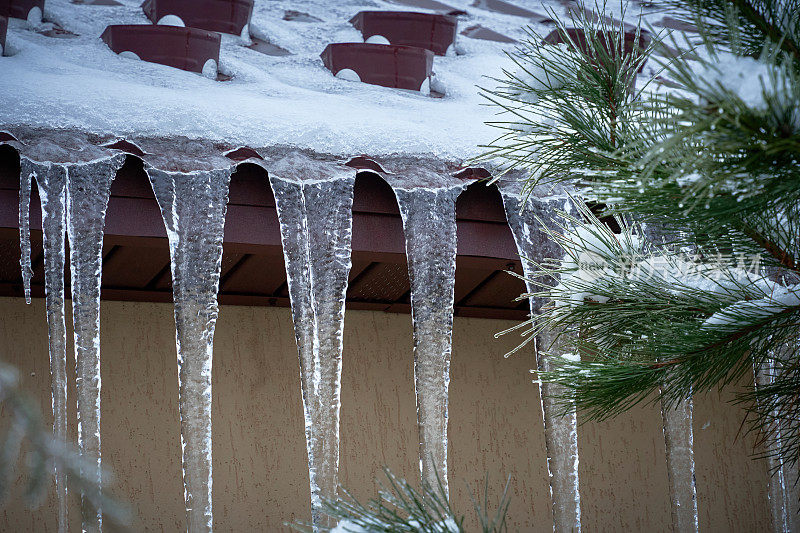 冰坝，屋顶上的雪，造成冬季房屋损坏的冰柱