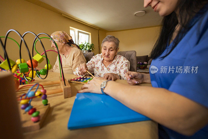 在护士监督下的老年人记忆练习