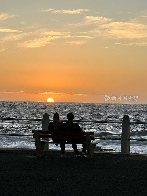 南非开普敦，人们在海滩上欣赏日落