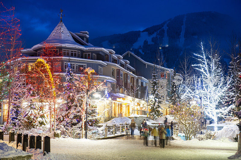 冬季滑雪小镇的夜景