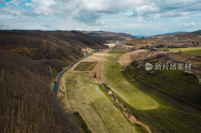 在建筑工地工作的压路机鸟瞰图