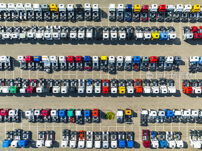 从上面看，停车场的卡车排成一排