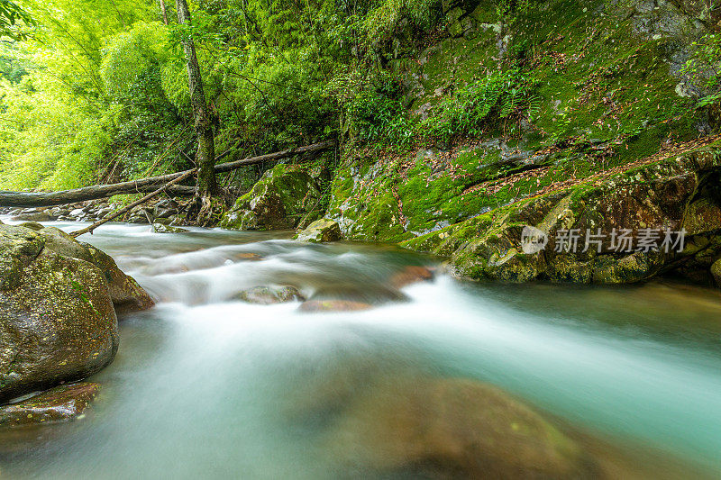 山涧溪流