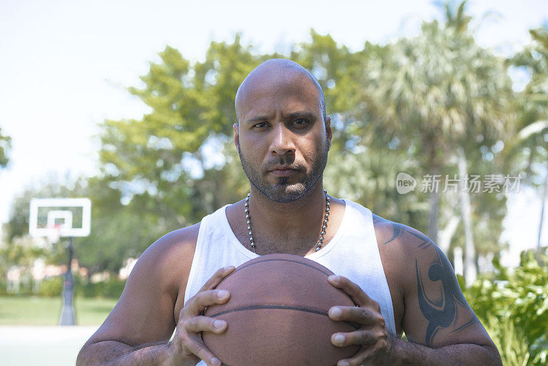 篮球运动员在户外球场持球的肖像