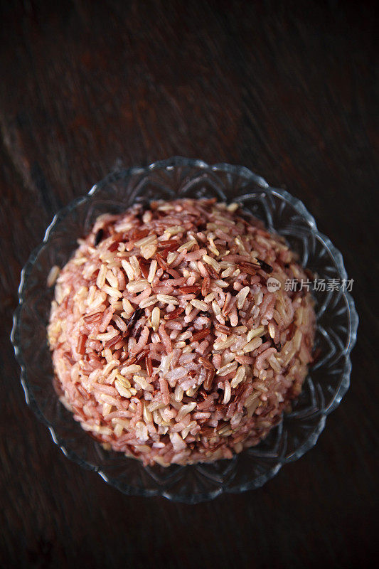 碗里煮熟的糙米的特写