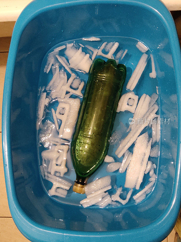 装啤酒的塑料瓶放在装有冰块的容器里