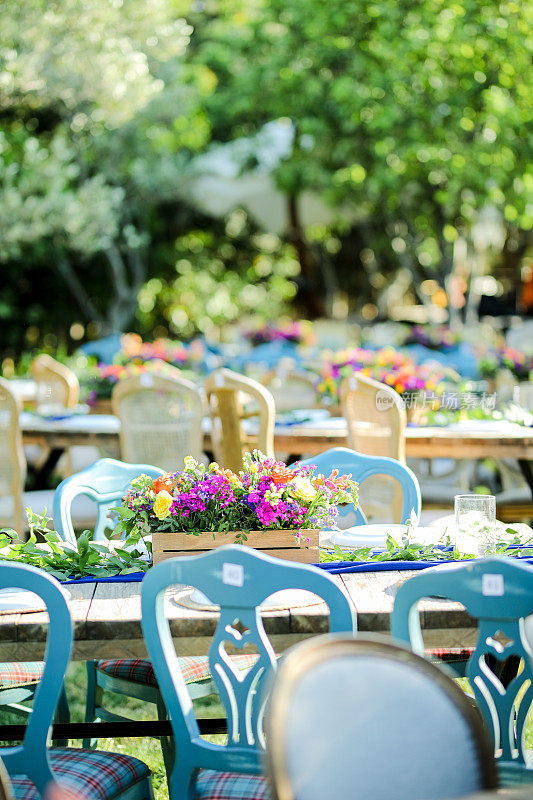 乡村婚礼风格，木制餐桌，花卉装饰，餐具