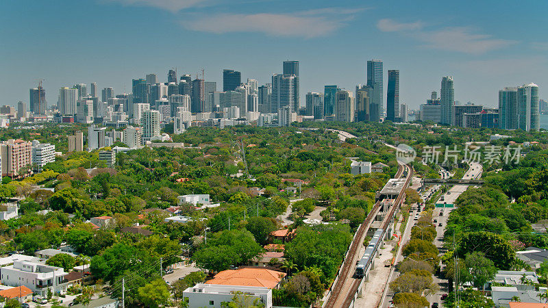 开往迈阿密市中心的珊瑚路列车-空中