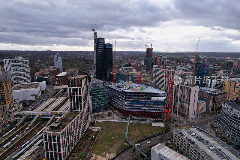 华丽的鸟瞰英国市中心和住宅建筑的高角度镜头，