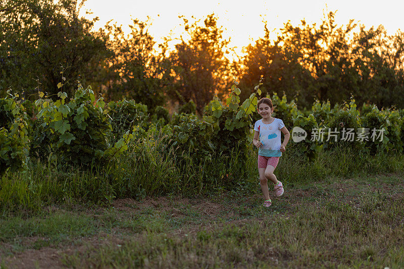 女孩在乡间小路上奔跑