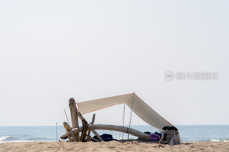 海滩上临时搭建的遮阳棚