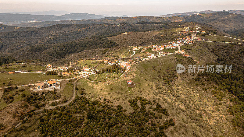 土耳其伊兹密尔门德尔斯地区村庄的全景鸟瞰图