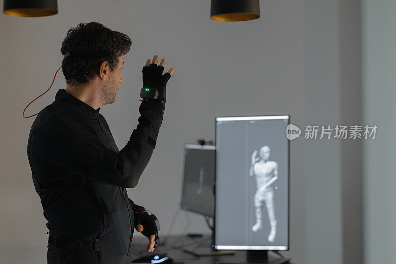 一名白人正在用智能套装模型制作3d动画。
