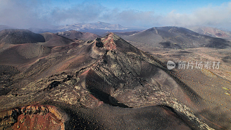 西班牙加那利群岛兰萨罗特岛蒂曼法亚国家公园附近火山山谷的空中全景图。