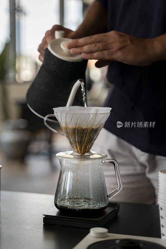 V60咖啡冲泡和服务库存照片