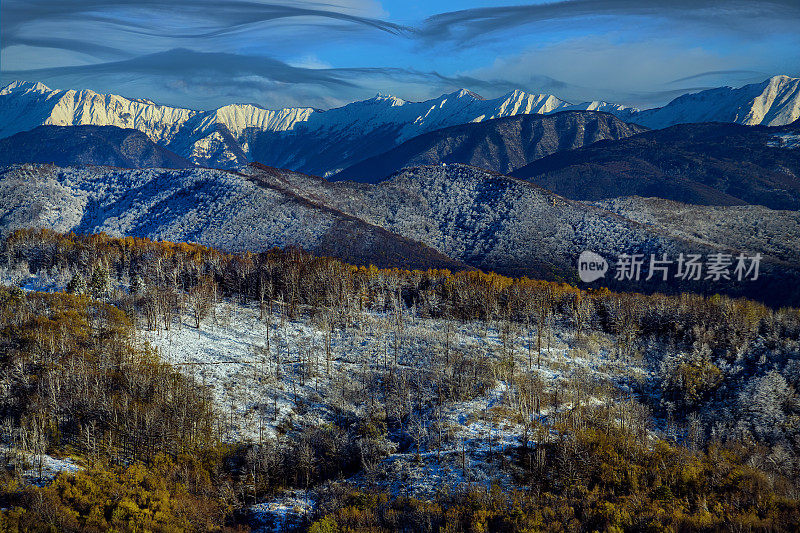 欧洲斯洛文尼亚普里摩尔斯卡的朱利安阿尔卑斯雪山冬景