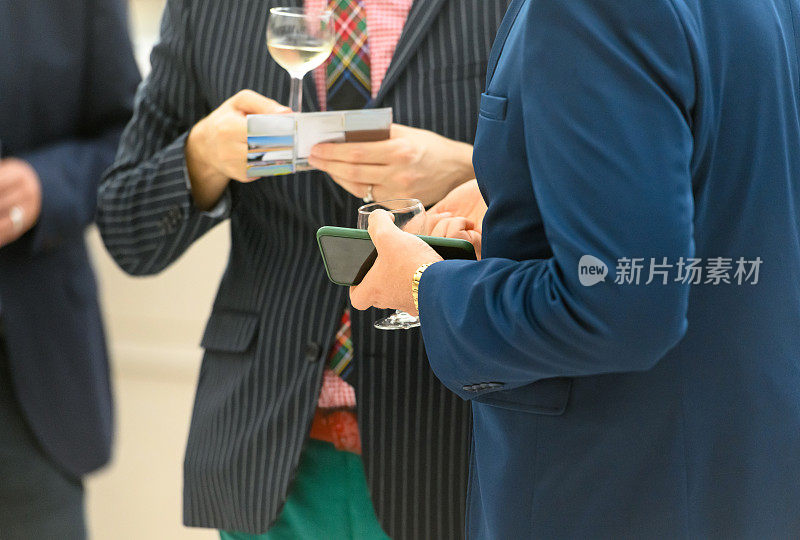 一群商人在鸡尾酒会上