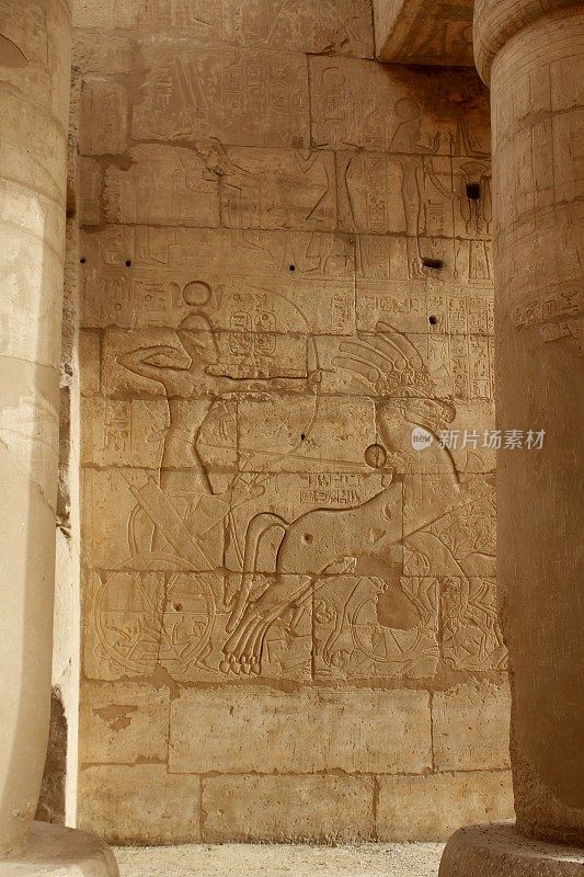 在埃及卢克索的ramesseum的停尸庙中，墙上浮雕展示了卡迪什战役