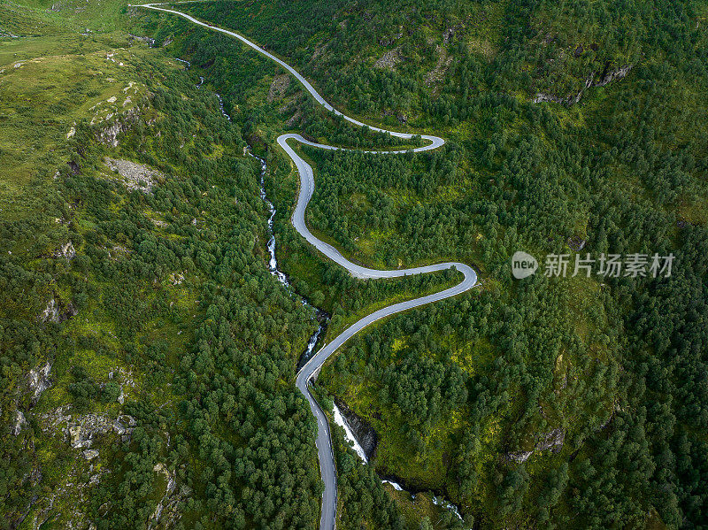 挪威高地上的Trollstigen公路鸟瞰图