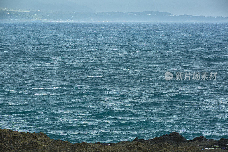 白浪溅水。蓝色的太平洋。