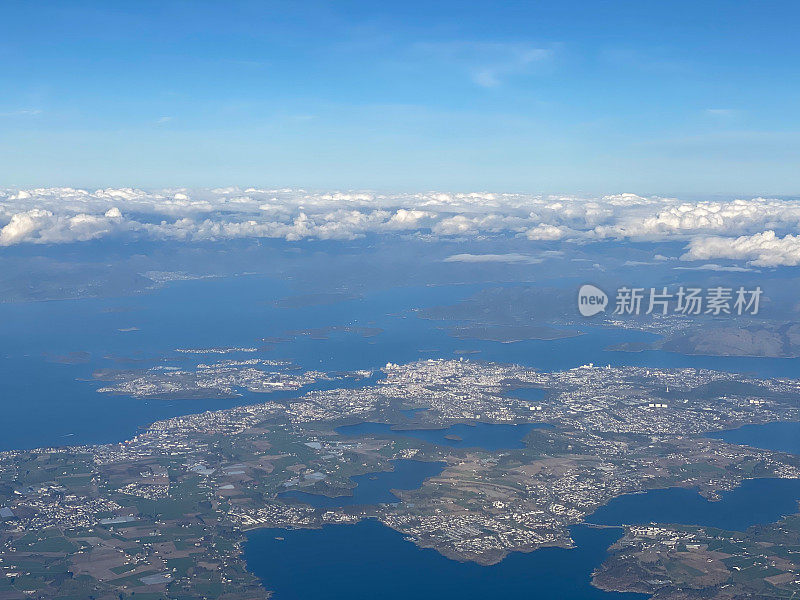 挪威斯塔万格市的鸟瞰图。海滩海岸线，有人居住的岛屿，农业用地和城市中心建筑都可以看到