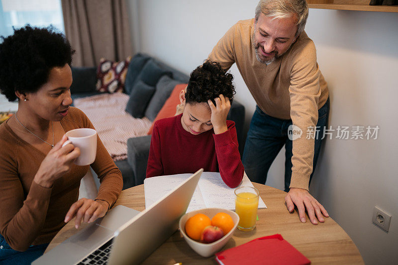 不同的家庭帮助他们的儿子做家庭作业