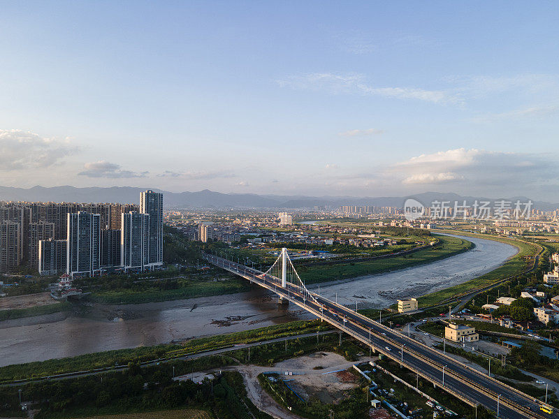 穿越城市和农村地区的河流和道路的航空照片