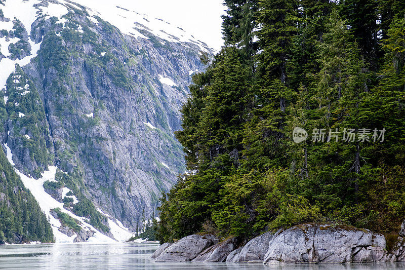 一个高山湖的海岸线