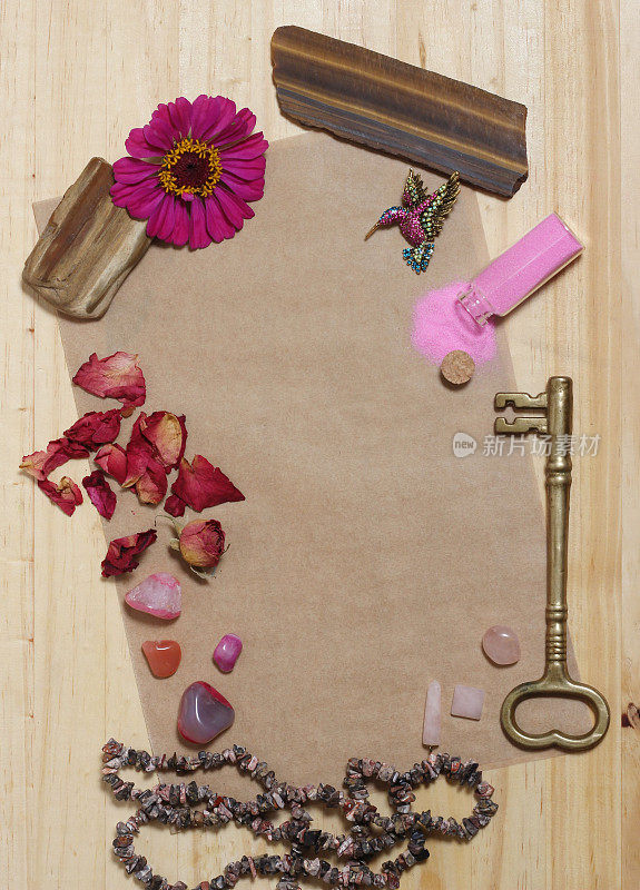 旧纸上的粉色花朵，粉色石头和黄铜钥匙
