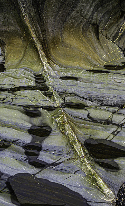 范肖角在斯蒂芬海峡南端，范肖湾和弗雷德里克海湾之间，锡特卡，阿拉斯加海岸山脉的68英里。1794年8月14日被发现时，由皇家海军(RN)乔治·温哥华船长命名。海滩上的岩层。