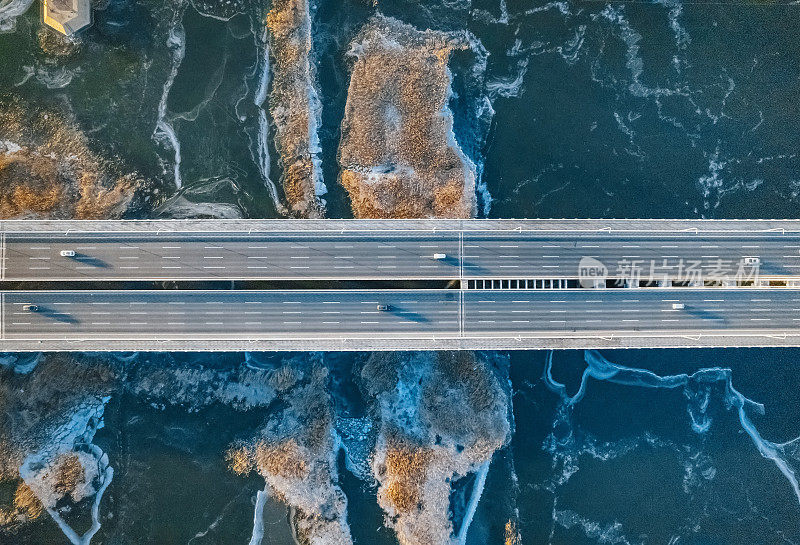 冬季河流上桥梁的鸟瞰图