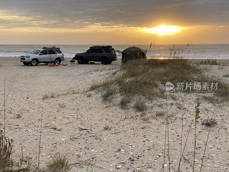 登陆海滩露营地的日出