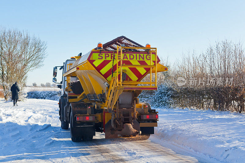 砂砾开始在英国危险的冰雪乡村道路上工作