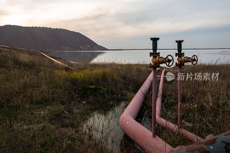 咸水通过管道从钾肥矿流入湖中