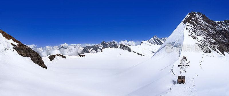 雪覆盖在瑞士少女峰地区的瑞士阿尔卑斯山