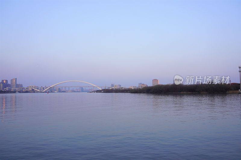 上海的黄浦江景观，与卢浦大桥