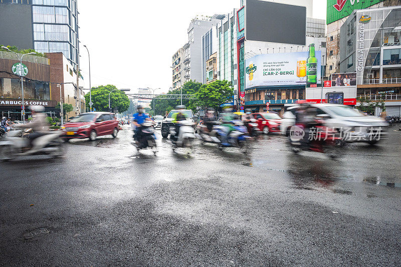 运动模糊摩托车在胡志明市街道