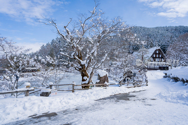 在日本高山市下雪的飞田民俗村