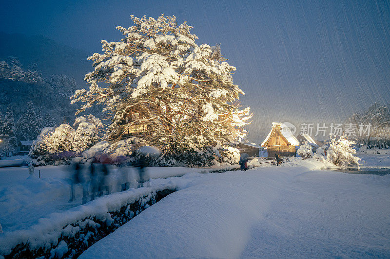 白川乡的夜晚，在日本的冬天，厚厚的积雪