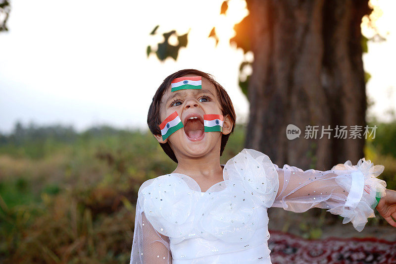 独立日欢快的女婴肖像