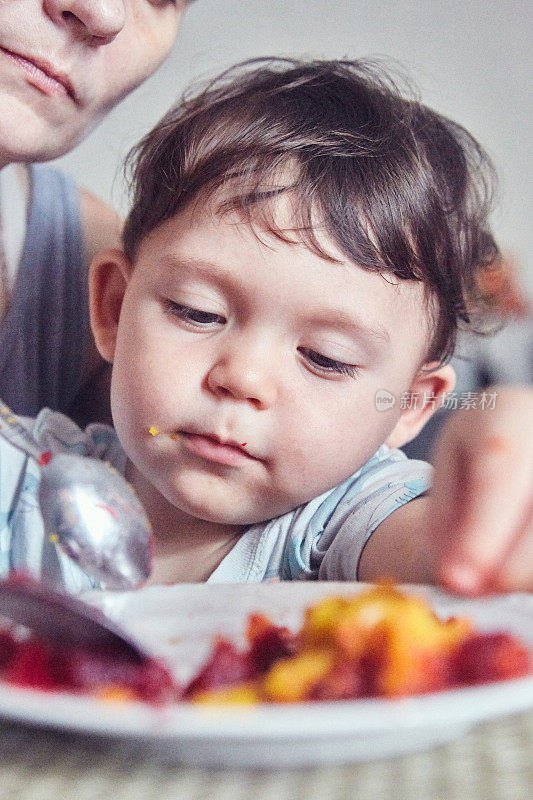 幼儿进食