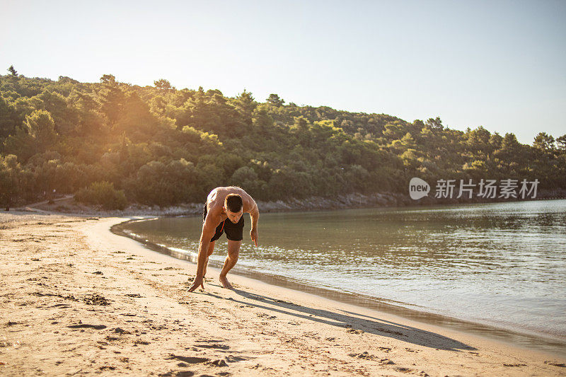 早晨，一个年轻人在海边锻炼